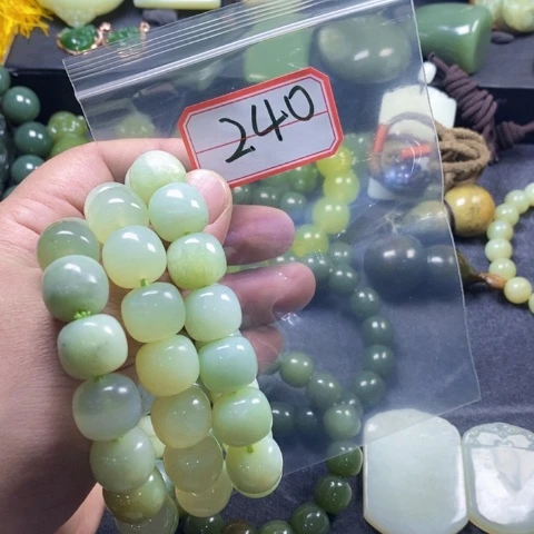 未镶嵌蛇纹石玉颈饰瑕疵品