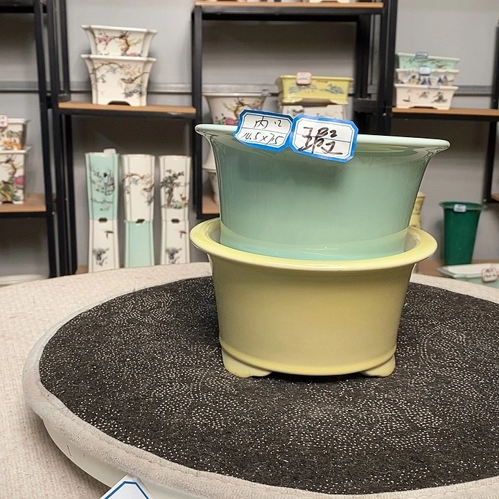 紫砂的花盆很漂亮