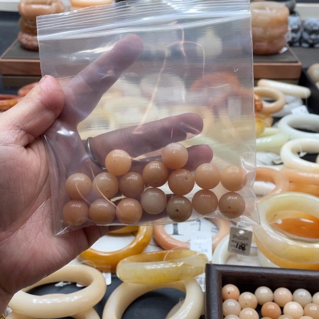 糖***包石英质玉未镶嵌手镯