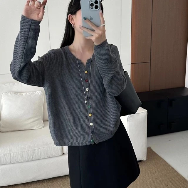 2025秋款细羊毛彩扣V领开衫