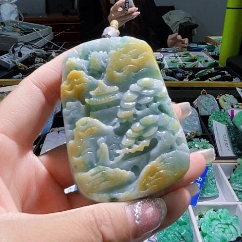 翡翠未镶嵌颈饰一个