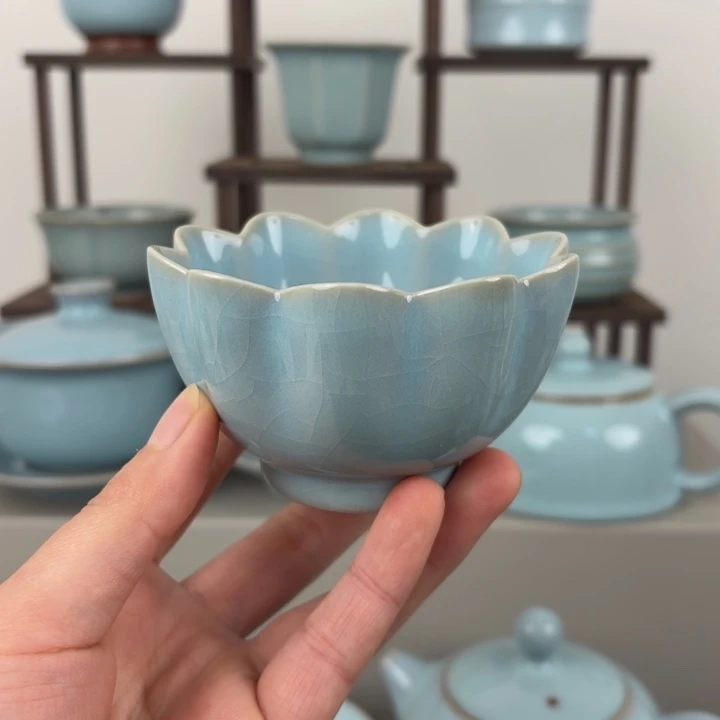 汝窑天青釉莲花杯，支钉满釉