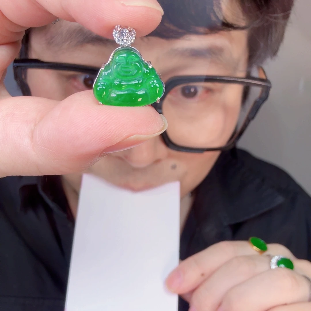 翡翠未镶嵌颈饰一件