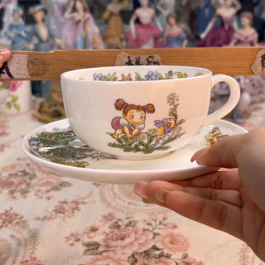 杯龙猫咖啡杯样品。