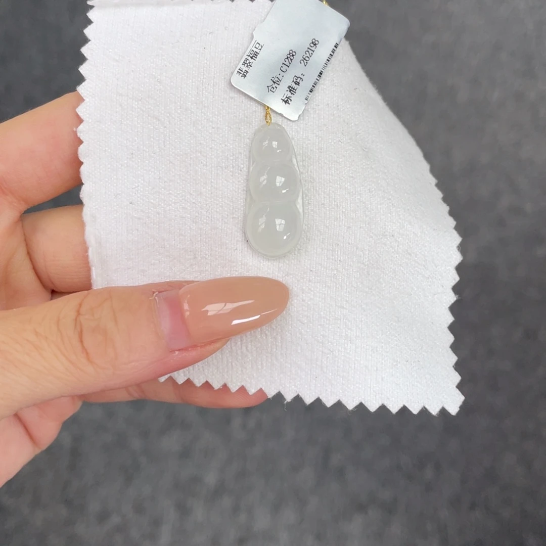 翡翠未镶嵌颈饰豆子