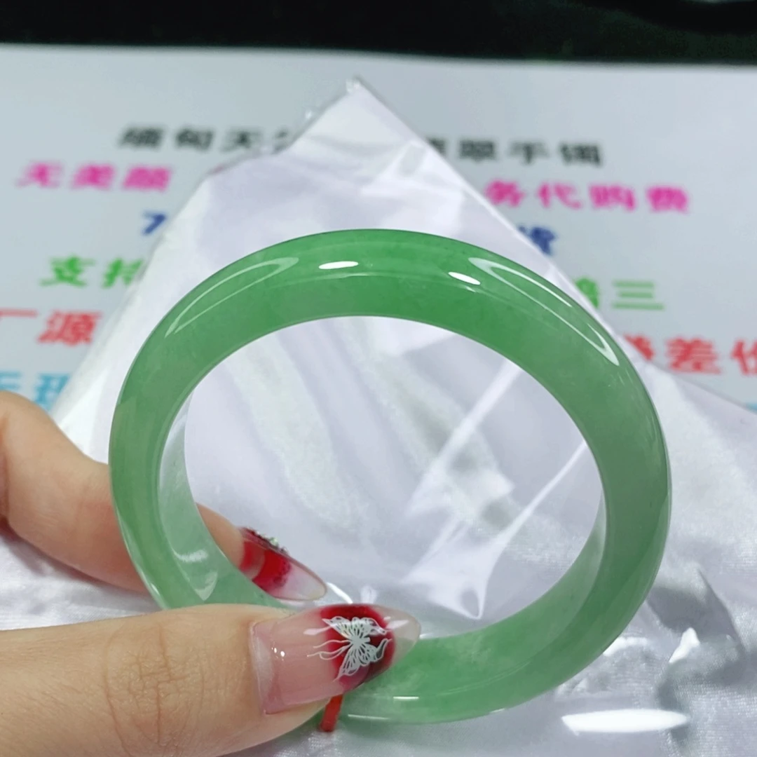 翡翠手镯未镶嵌胖****52 52 52