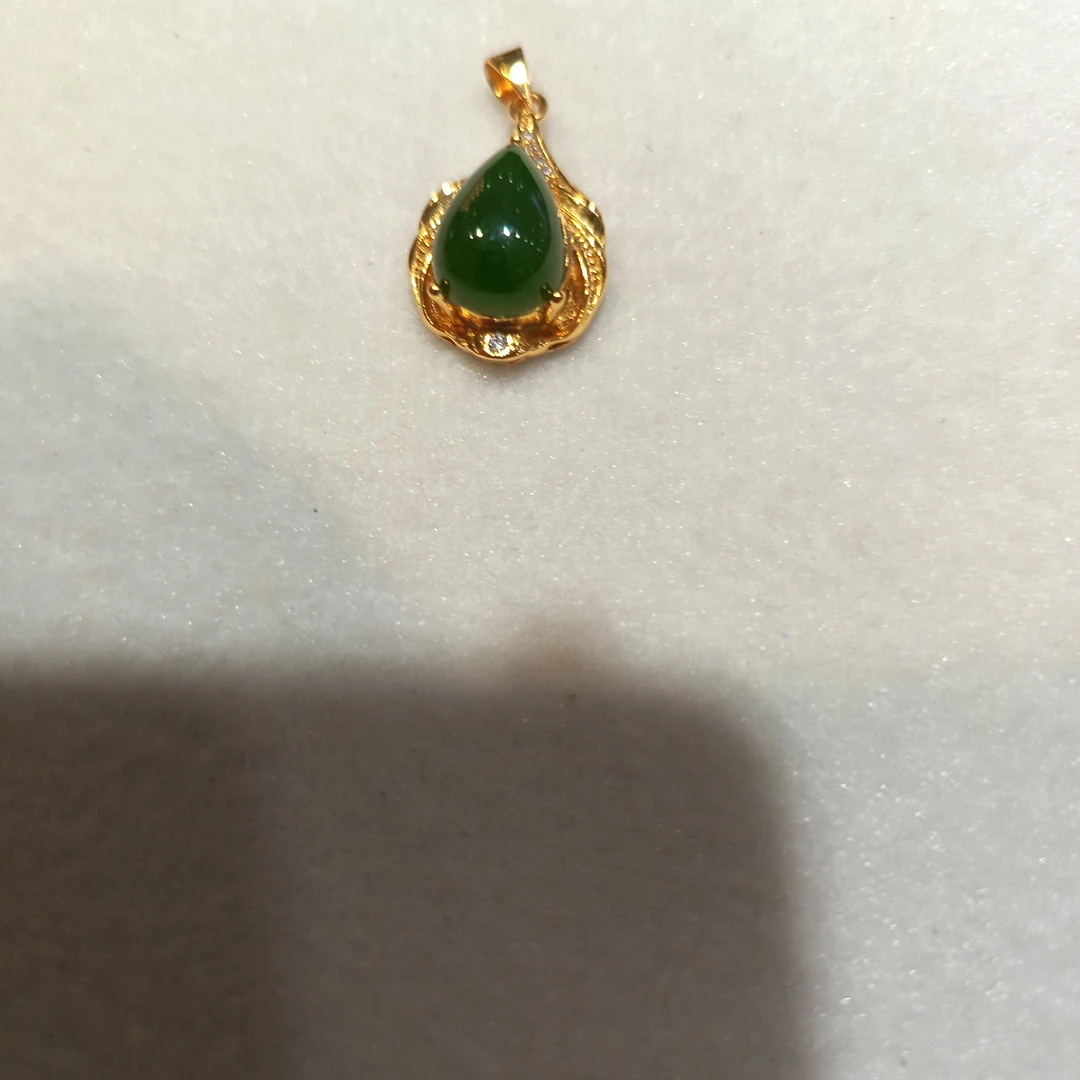 俄罗斯碧玉水滴吊坠。