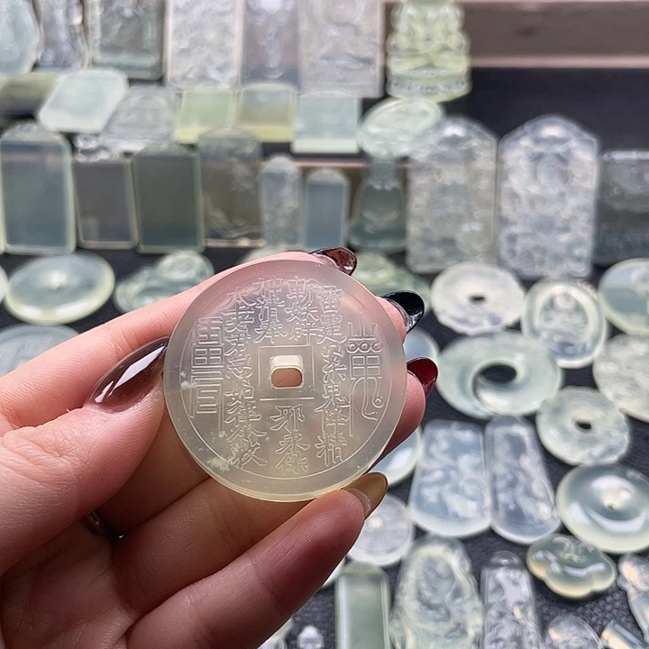 岫玉未镶嵌颈饰山鬼