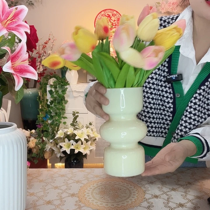 18只郁金香加上一个奶白色的花瓶。