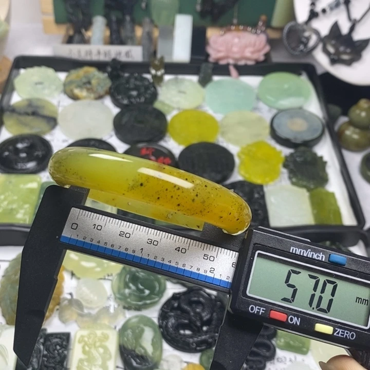 蛇纹石玉颈饰合金