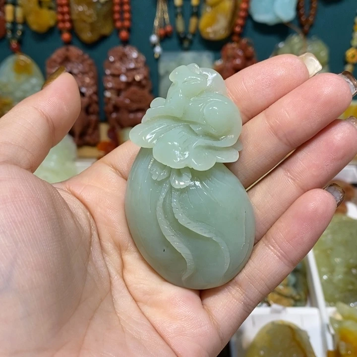 蛇纹石玉未镶嵌颈饰