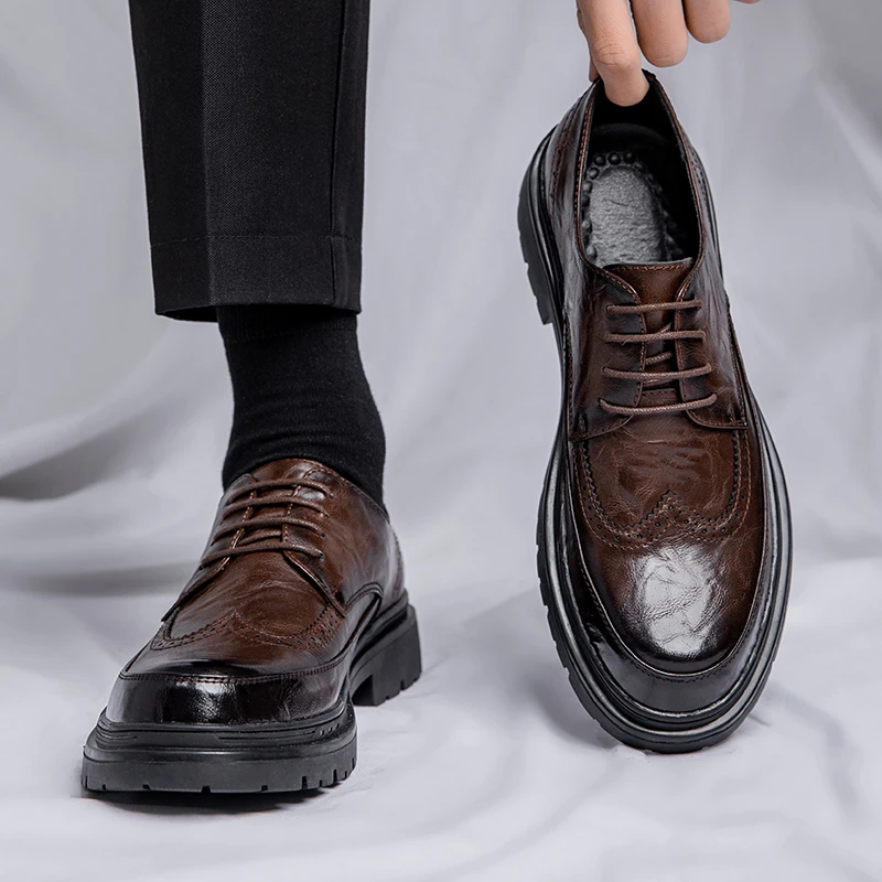 脚宽男鞋布洛克雕花厚底防滑正装商务休闲皮鞋软底透气结婚新郎鞋