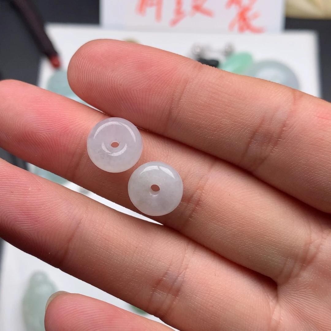 翡翠颈饰未镶嵌不***云