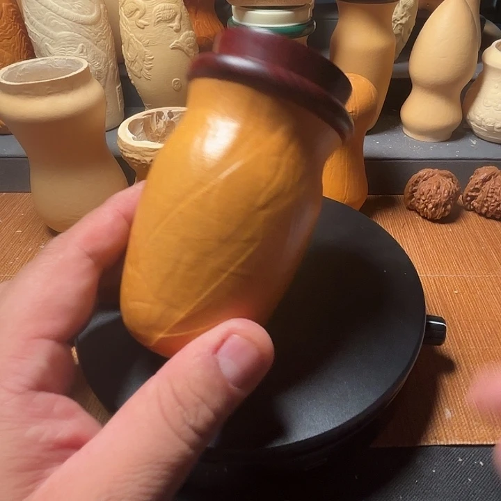 小心翼翼在背后对她