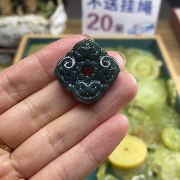 张***心蛇纹石玉未镶嵌颈饰