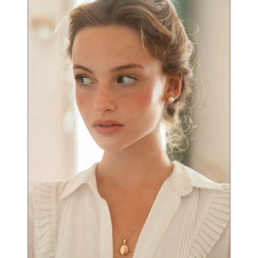 YEVACHAO珍珠 耳钉 搭配的白衬衫