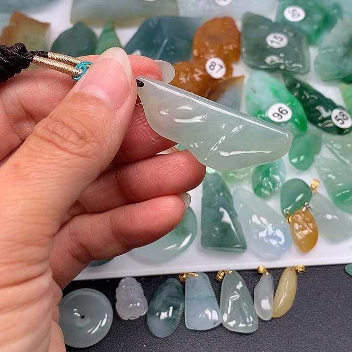 翡翠未镶嵌颈饰随型