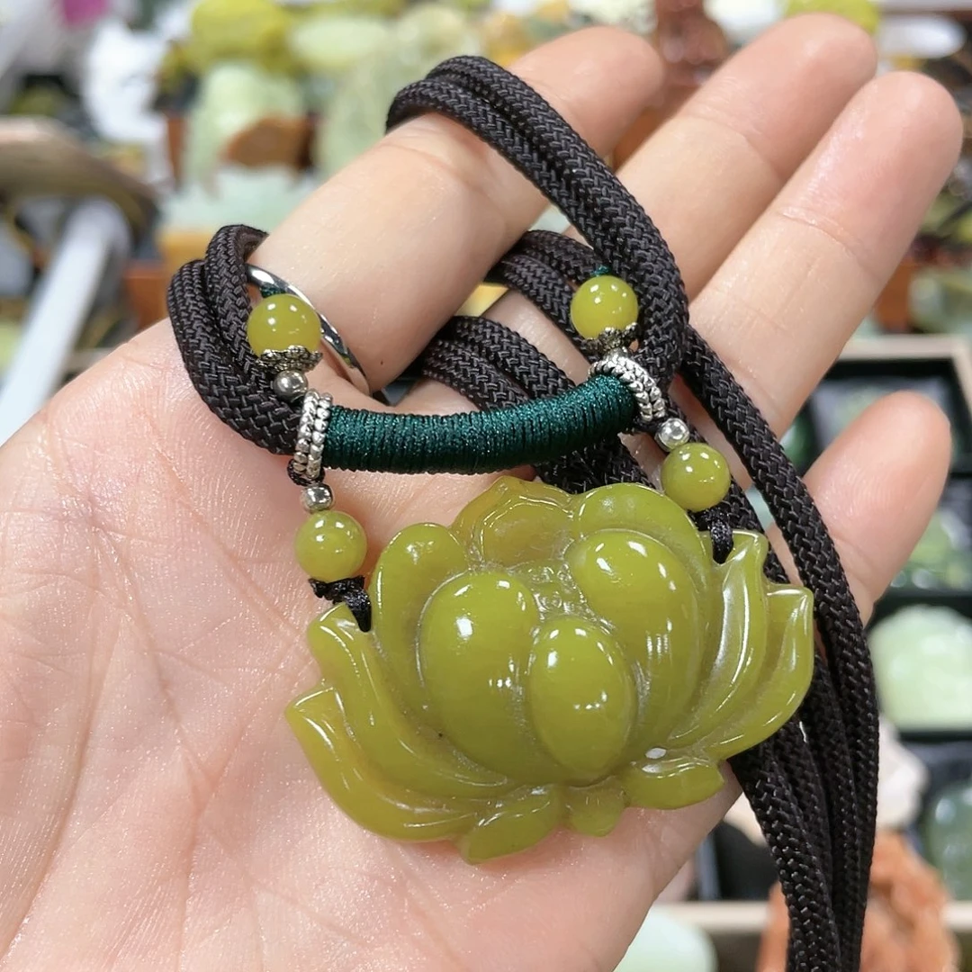 蛇纹石玉颈饰合金