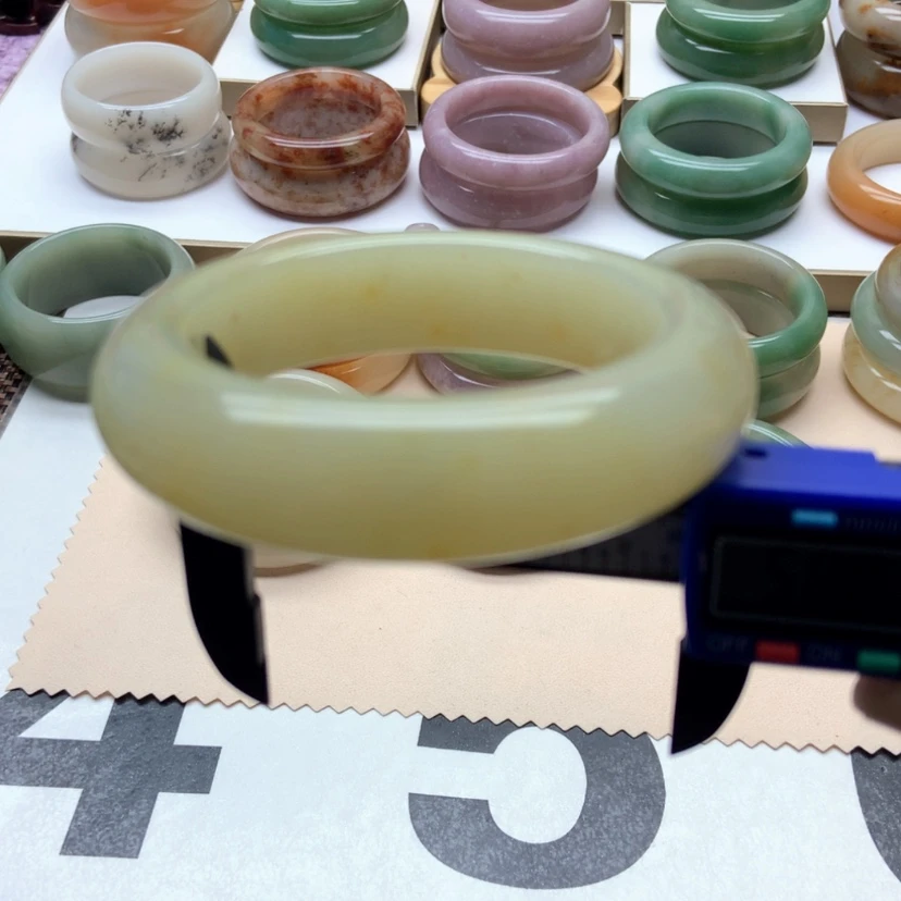 【闪购商品】未镶嵌手镯石英岩玉