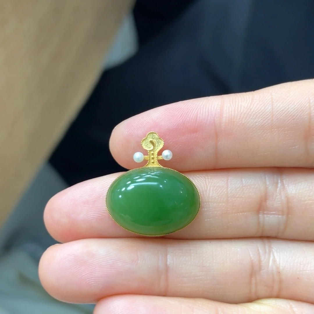 颈饰18K金镶嵌和田玉
