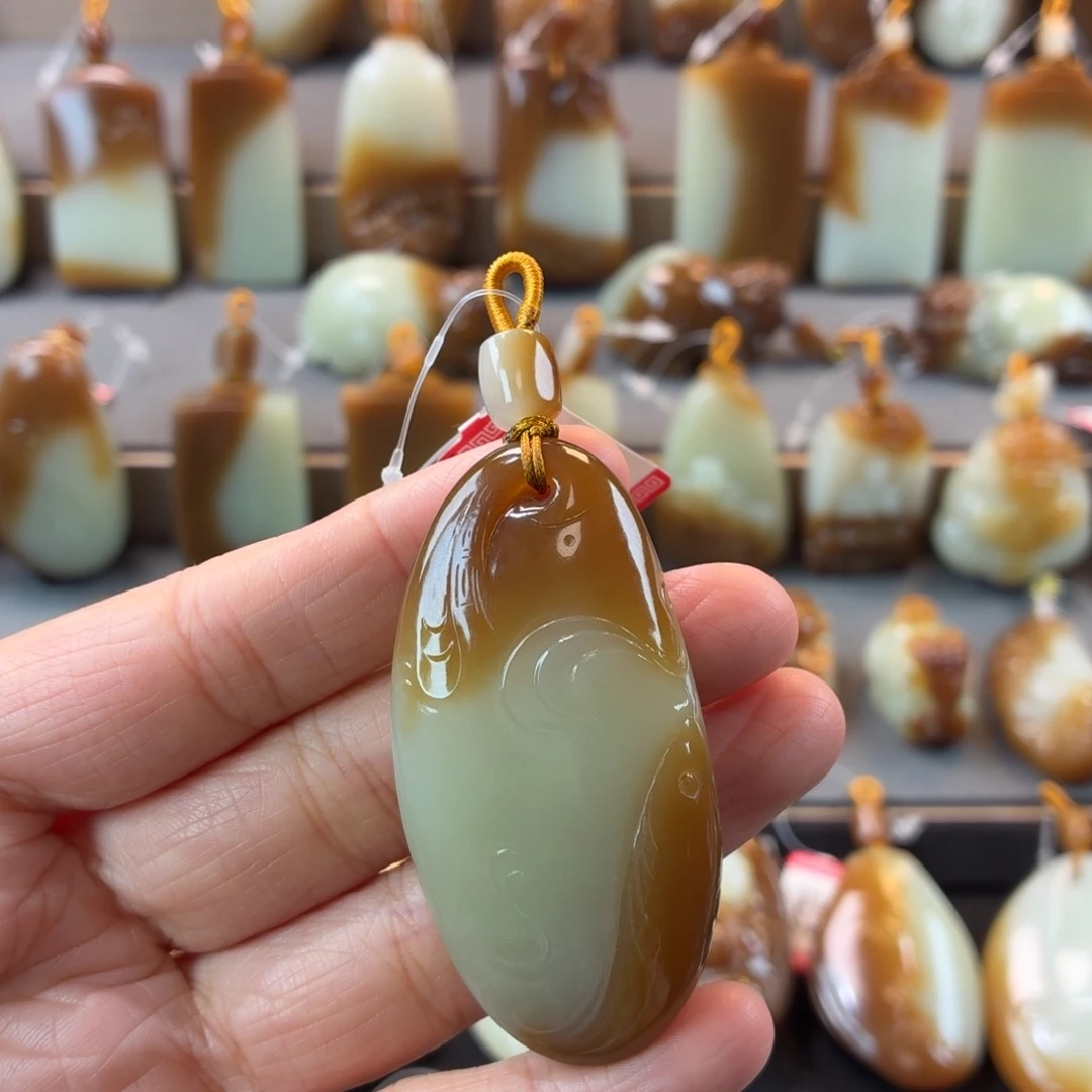 唯***一和田玉未镶嵌颈饰