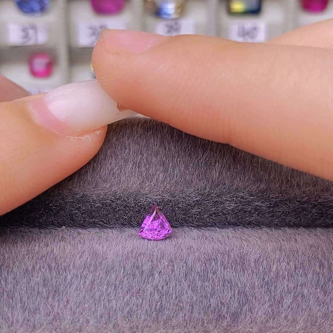 裸石蓝宝石无烧鲜艳紫扇形火彩好玻璃体0.53ct/2722号