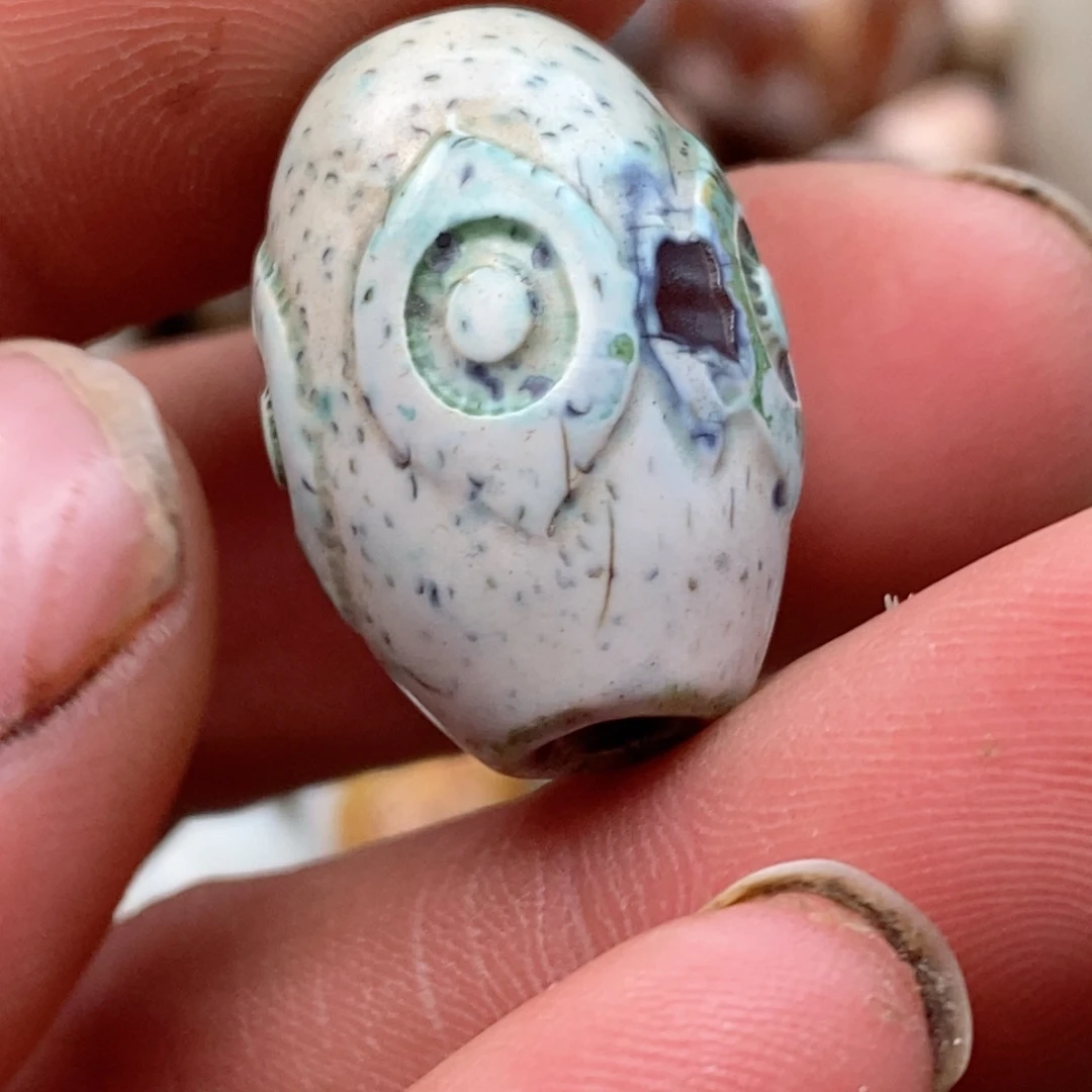 DIY琉璃珠子的颜色是蓝色的