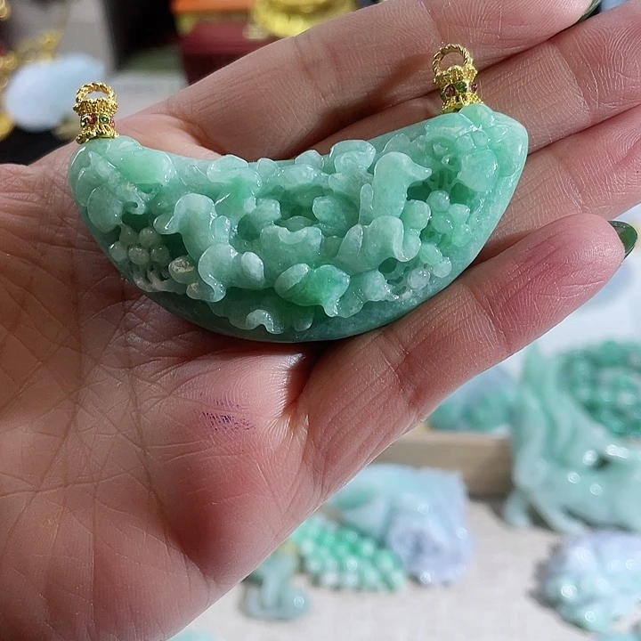 翡翠颈饰未镶嵌婉*满绿翡翠弯弯