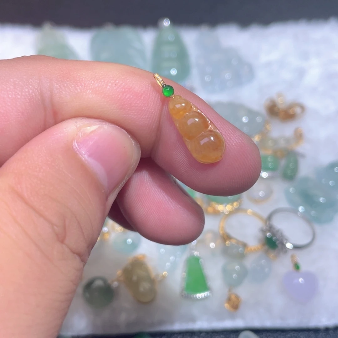 颈饰18K金镶嵌翡翠