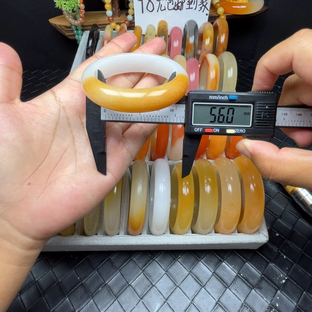 未镶嵌石英质玉（黄龙玉）手镯