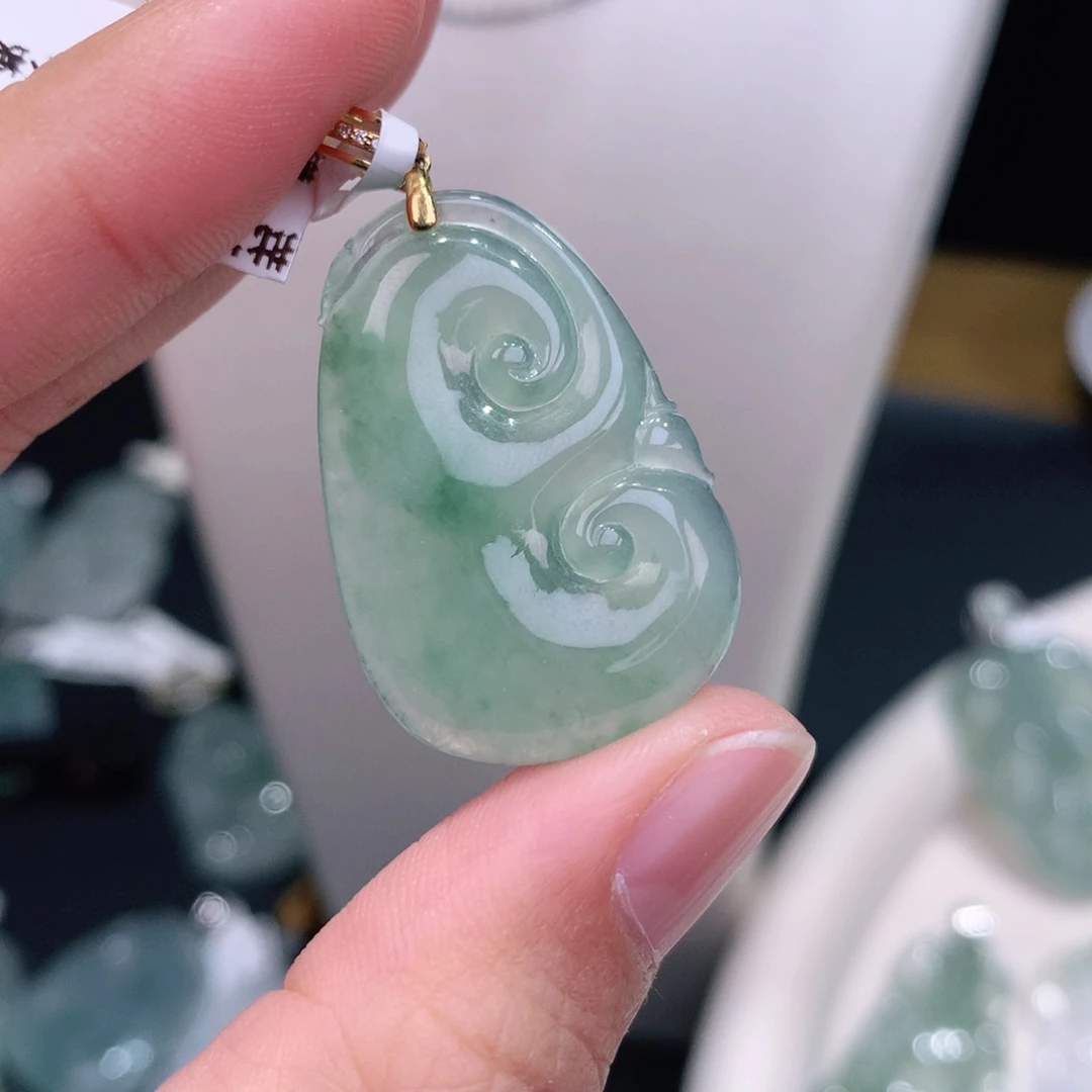 颈饰18K金镶嵌翡翠甜绿飘花如意