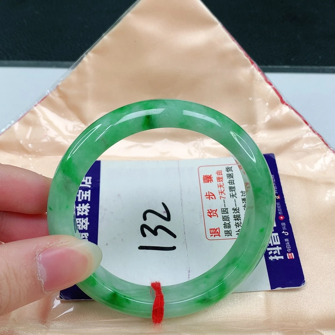 翡翠手镯未镶嵌翡翠