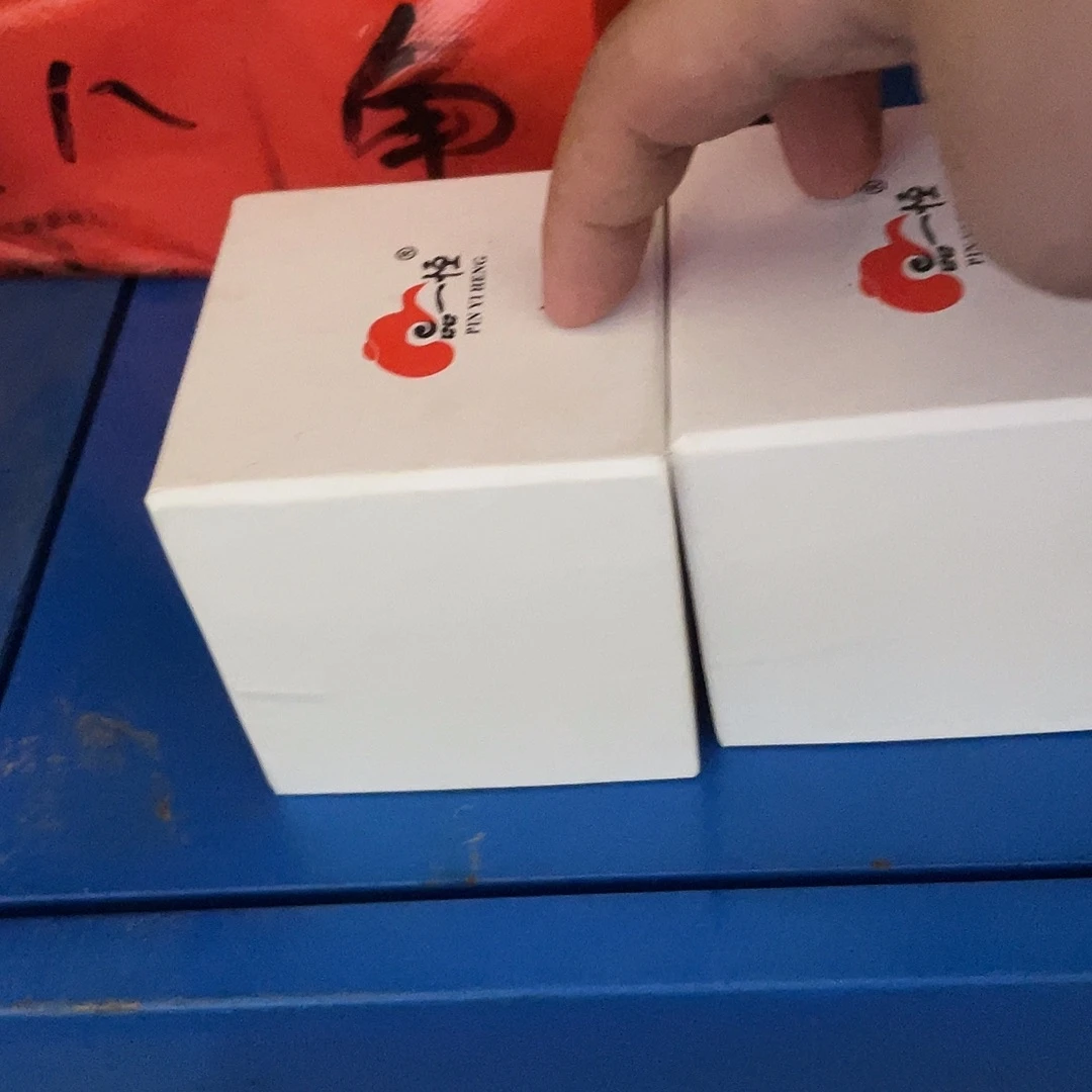 搪瓷杯子里还有很多东西