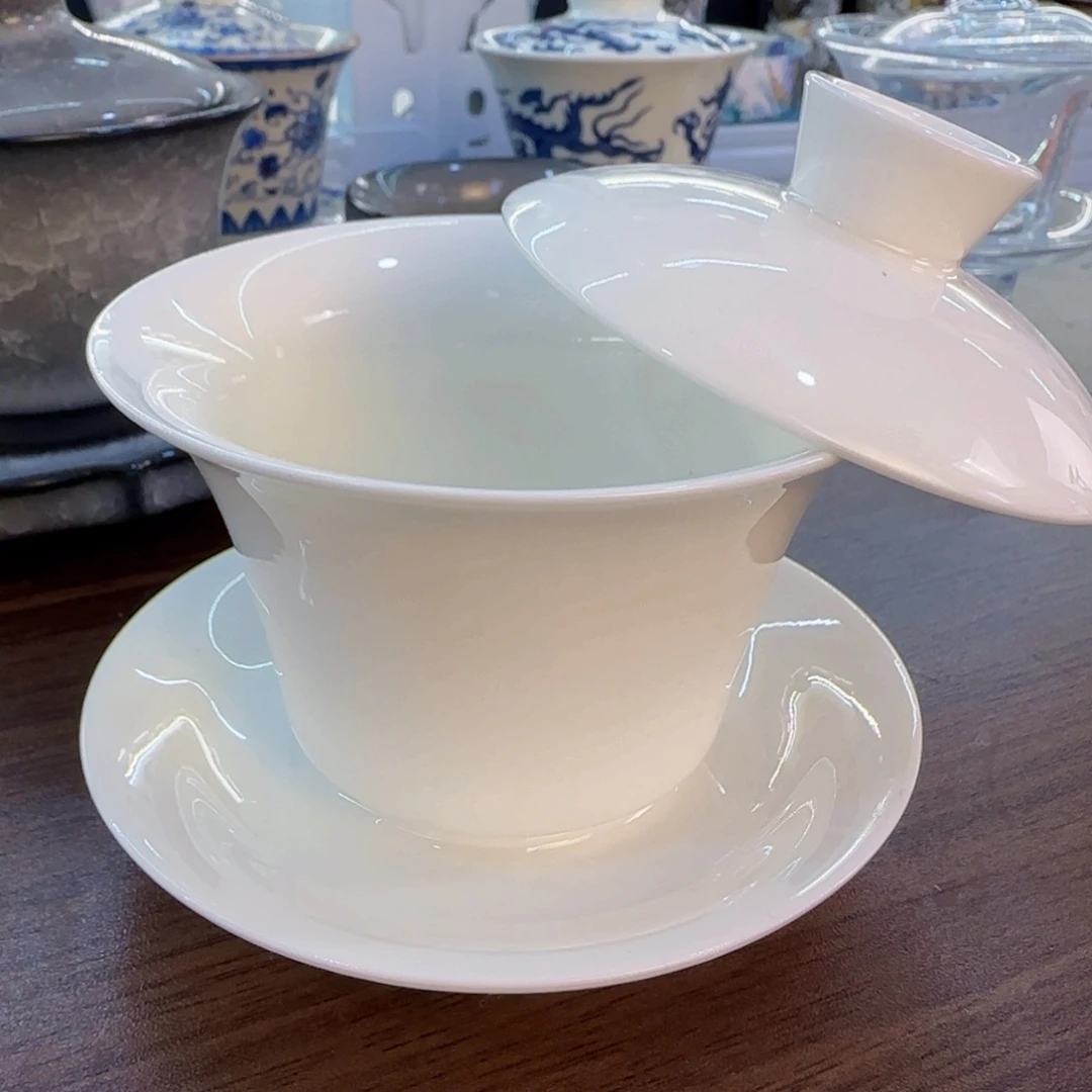 这些盖碗很漂亮我很喜欢！！