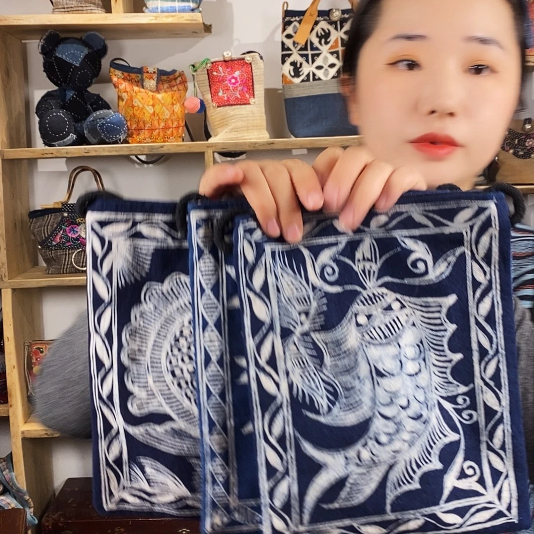 织绣手工制作斜挎包
