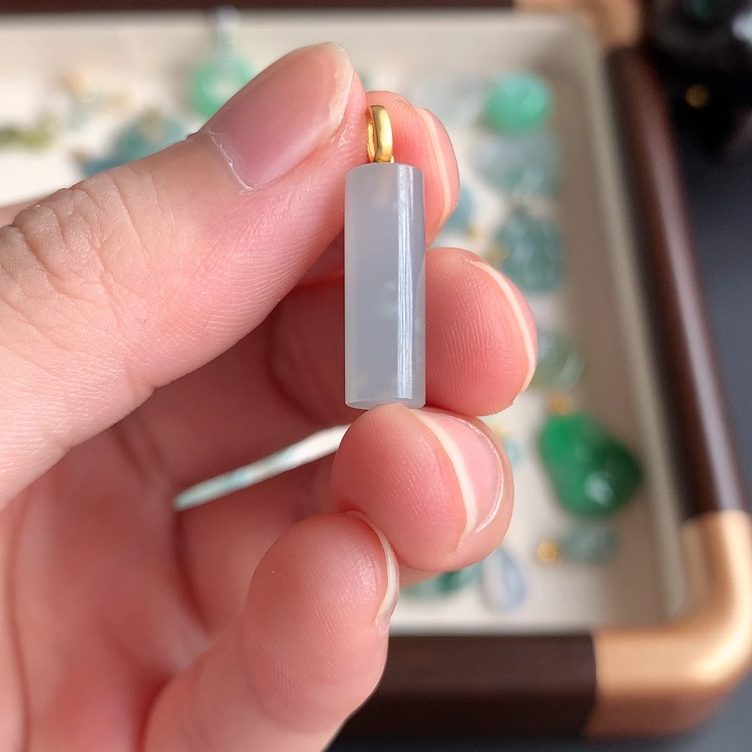 颈饰18K金镶嵌翡翠