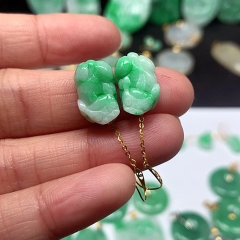 翡翠吊坠(不含链)18K金镶嵌红***?