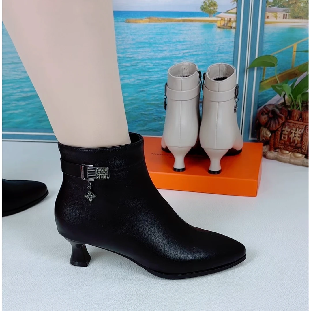 2025秋冬季新款气质时尚细跟百搭高品质女士短靴简约低跟妈妈靴