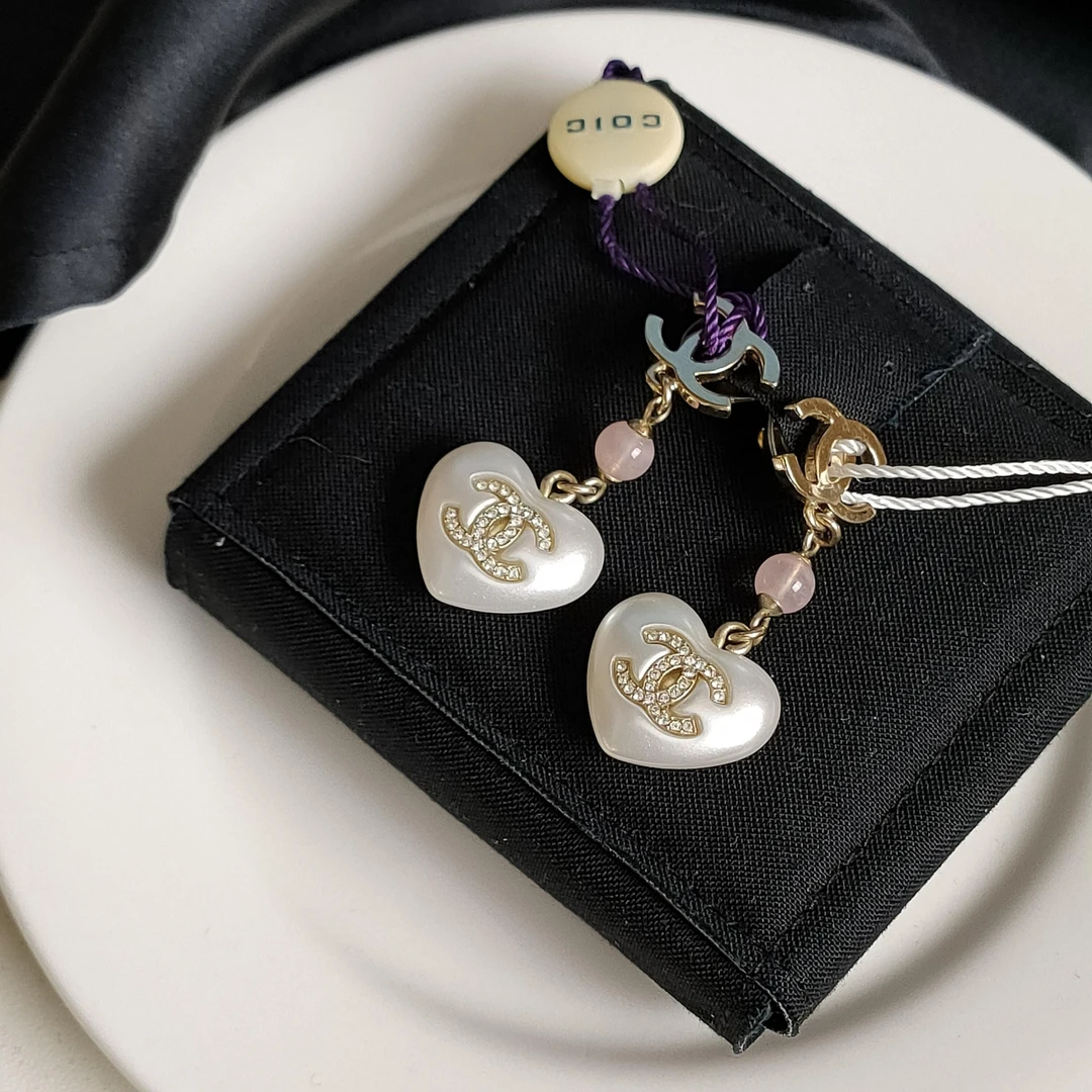 95新 Chanel/香奈儿 Azul-21B粉珠白色水钻爱心双C耳钉37692