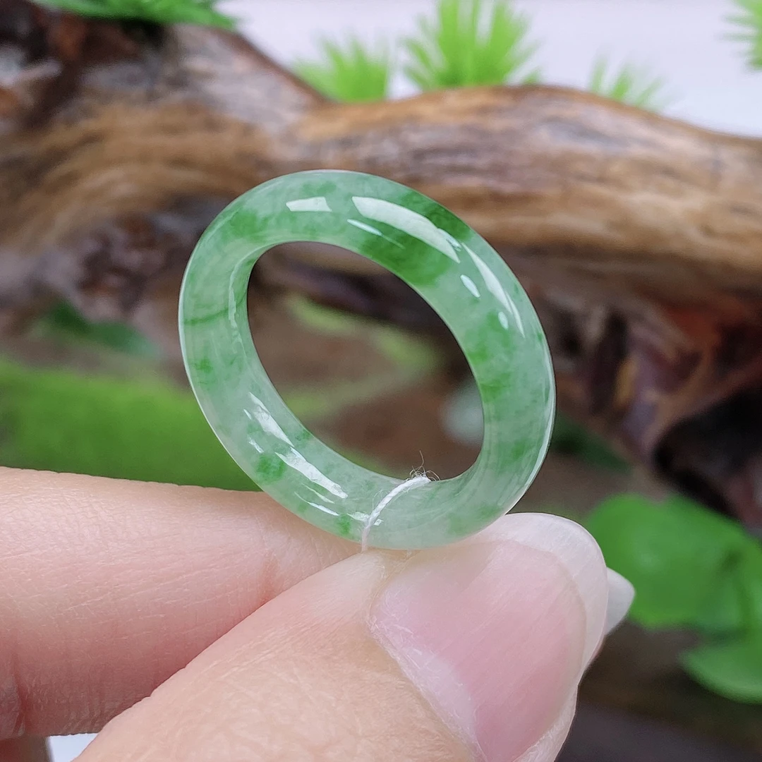 a626天然翡翠A货飘绿花戒指15号圈口内直径17.2宽5.3厚3.3mm