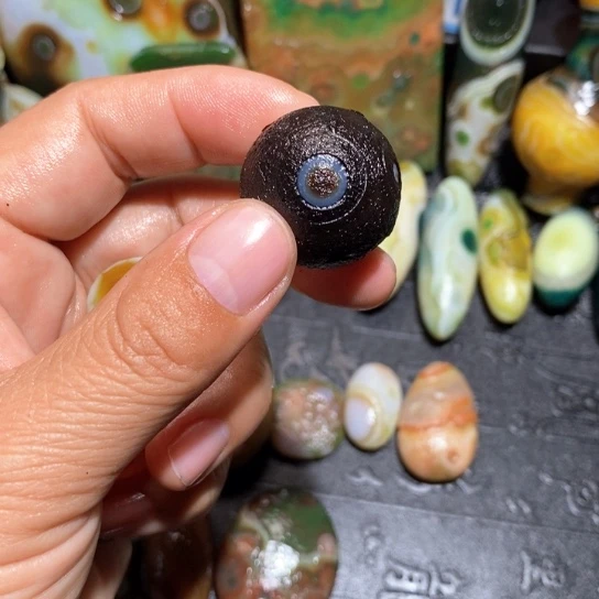 石英质玉珠宝半成品未镶嵌红*郎