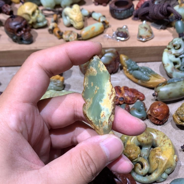 未镶嵌岫岩河磨玉（透闪石质玉）挂件