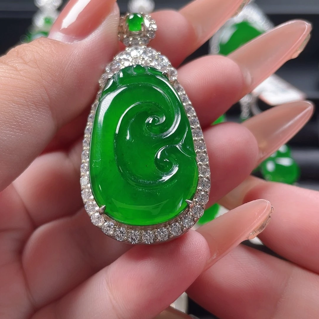 颈饰银S925镶嵌翡翠如意