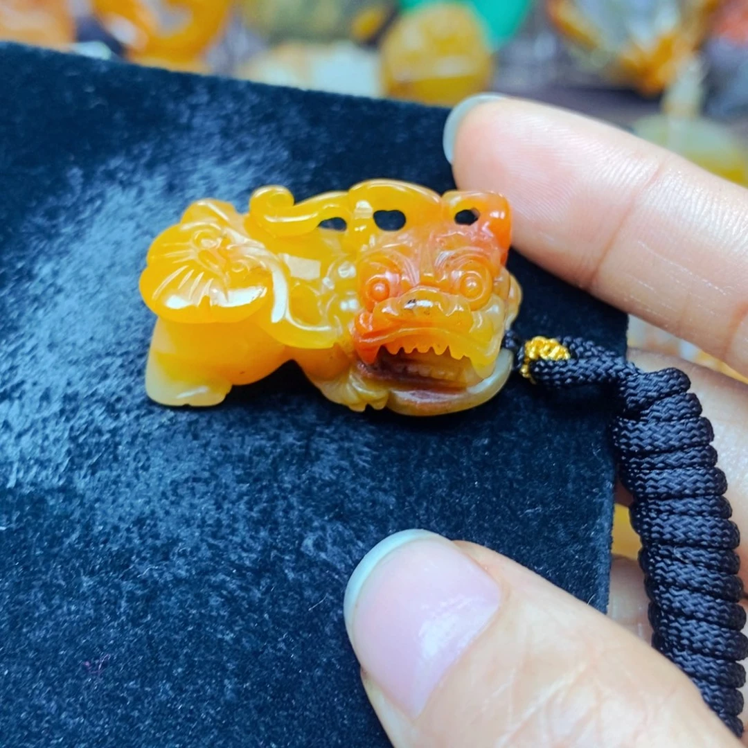 未镶嵌石英质玉（黄龙玉）颈饰