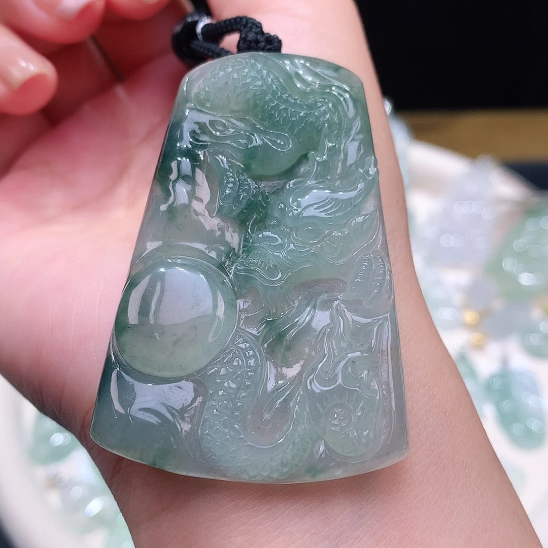 颈饰未镶嵌翡翠龙牌