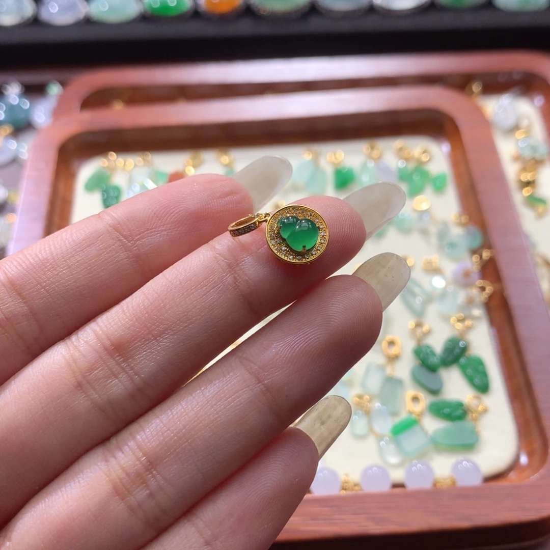 达***天颈饰18K金镶嵌翡翠翡翠