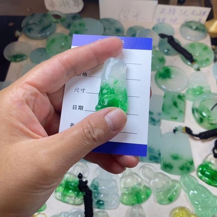 翡翠未镶嵌颈饰竹子