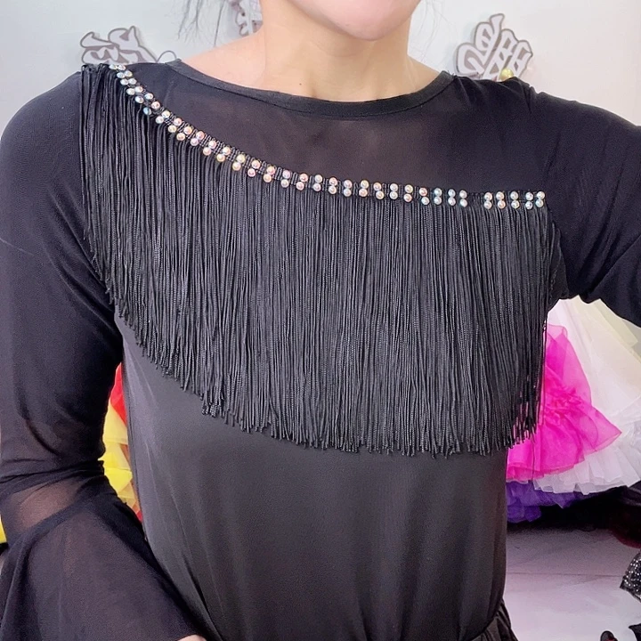 交谊舞是以民族乐器演奏