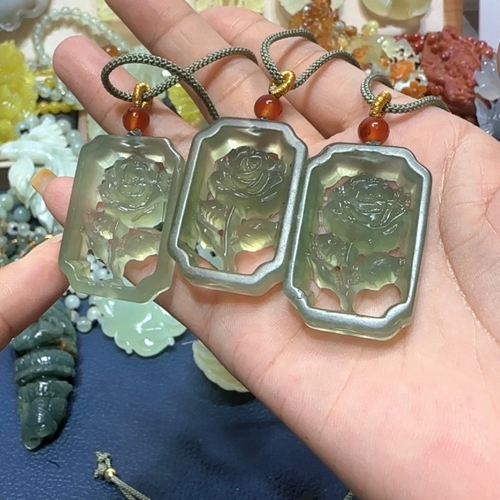 未镶嵌蛇纹石玉吊坠