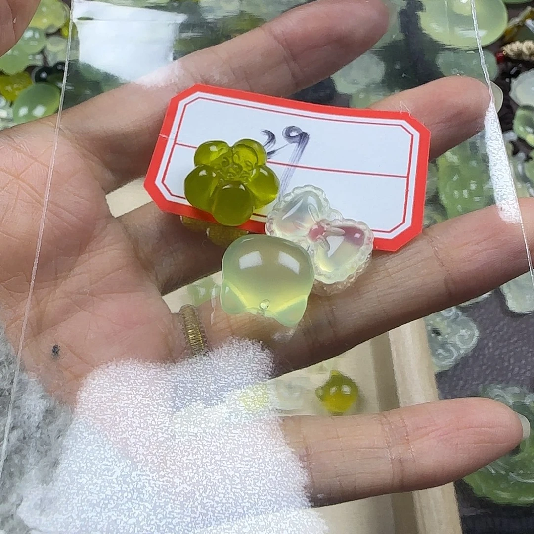 月***月蛇纹石玉未镶嵌颈饰